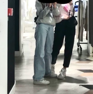 Zara jeans - Säljer populära zara jeans. Köpta i somras, använda en del men i väldigt bra skick. Lite långa på mig som är 170cm men de är till för att klippas efter ens egen längd. Skriv för bättre bilder💕