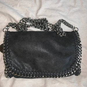 Svart väska  - Säljer pågrund av att jag inte använder den, absolut inget fel på den, super fin (köparen står ej för frakten) 