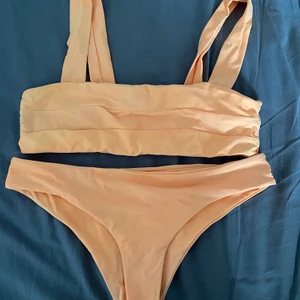 orange, beige bikini - Säljer min ett år gamla bikini från shein! sällan kommit till användning💕60 kr plus frakt, kontakta mig för fler bilder!