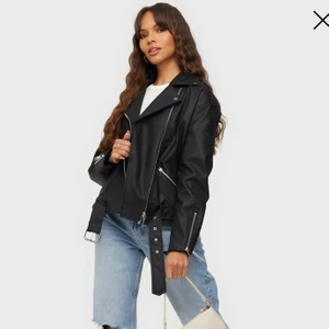 Oversized skinnjacka - Säljer min skinnjacka från missguided, toppskick! Köpt förra våren men har använts lite och väldigt sparsamt vid de tillfällena. Finns inga fel på den. Vid intresse skickar jag egna bilder. Nypris 500💕