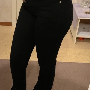Rib split pants från zara - Jag säljer dessa fina byxor från zara eftersom de inte kommer till andvänding, storleken är 38 men jag själv brukar ha 36 och den passar perfekt, kom privat för mer bilder eller frågor❤️ buda från 250 eller köp dirket för 300 kr!