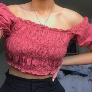 Topp från NA-KD - Croppad topp från nakd i storleken 34. Färgen är som på första bilden✨ endast använd ett fåtal gånger. Köparen står för frakten✨