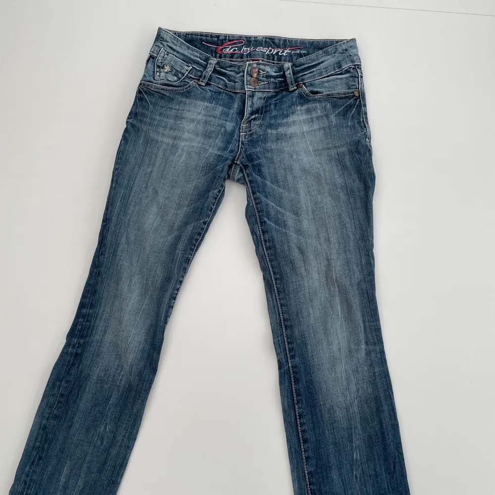 Lågmidjade raka jeans från Esprit. Superfina speciellt med fickorna där bak! Storleken är 27/30. Jeans & Byxor.