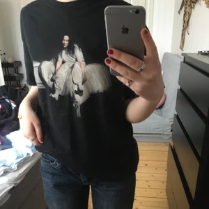 Billie Eilish t-shirt  - Köpt från en konsert, knappt använd så bra kvalite. 