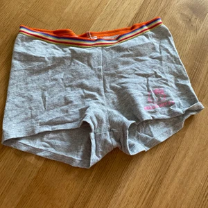 Hello Kitty shorts  - Gråa mysiga shorts 