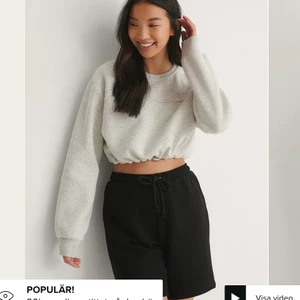 Grå sweatshirt från nakd - Supersnygg cropped grå sweatshirt från nakd, endast använt 2 gånger. Säljer för 100 kr + frakt