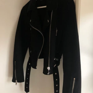 Mocka jacka - En svart kroppad mocka jacka från ZARA, i princip heeeelt oanvänd. Det finns inga skråmor på jackan!🥰👍 