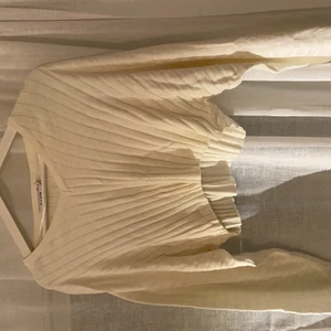 Tröja från nakd - Snygg v-ringad tröja från nakd med vida ärmar. Passar mig som brukar ha XS