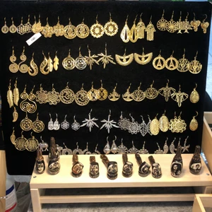 Örhängen  - Fina och coola mässing örhängen,  De ger inte allergi och missfärgat inte. 