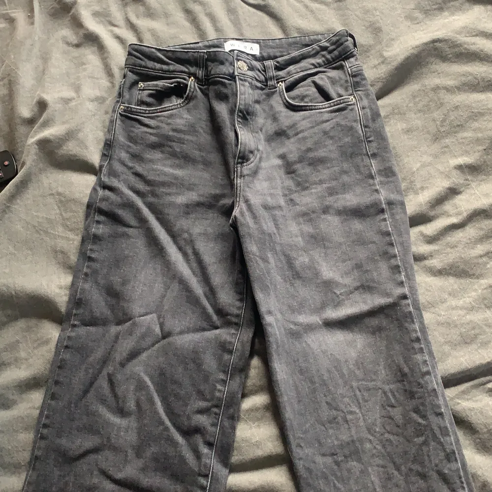 Säljer ett par gråa jeans från Wera för de är för små, väldigt stretchiga och bekväma! Hör av er för fler bilder eller frågor 🤍 pris går att diskuteras . Jeans & Byxor.