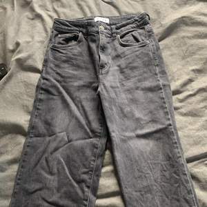 Säljer ett par gråa jeans från Wera för de är för små, väldigt stretchiga och bekväma! Hör av er för fler bilder eller frågor 🤍 pris går att diskuteras 