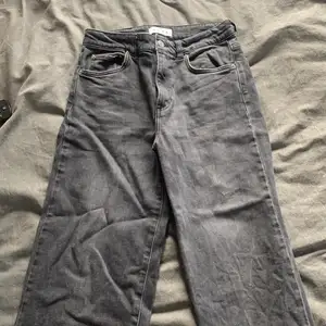 Säljer ett par gråa jeans från Wera för de är för små, väldigt stretchiga och bekväma! Hör av er för fler bilder eller frågor 🤍 pris går att diskuteras 