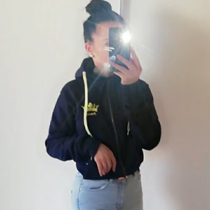 Sweden hoodie - Säljer min fina sweden hoodie den är marin blå och gul stl s