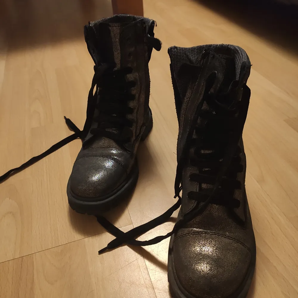 Boots are only worn a couple of times and are sold because the size is too small. The size is 37/38, high quality shoes, initally bought for 1000 kr. Skor.