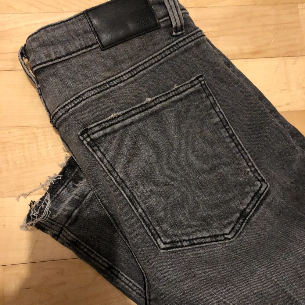 Grå midrise jeans med slits från zara. Skulle säga att de sitter snyggare på 36 då de är snyggare lite overzized därav att jag säljer dem. De är näst intill helt oanvända.. Jeans & Byxor.