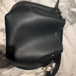 Äkta guess väska helt ny - En äkta guess Väska som jag aldrig använt, den är stor och rymlig, nypris 2000, buda från 700