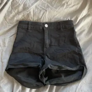 Fina svarta högmidjade shorts i storlek 34 men passar 32 oxå! Endast testade då dom var för små för mig så dom är som nya! Perfekta nu till sommaren!⚡️