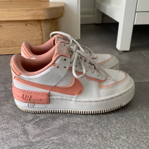 Nike air shadow - Köpta Nike air force shadow i slutet av förra sommaren så använda väldigt lite. Storlek 36,5