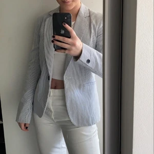 Kostym / blazer - Zara  - Säljer denna helt oanvända kostym/ blazern från Zara då jag köpte 2 stycken i olika storlekar. (Den jag har på mig på bilderna är i storlek 36, säljs EJ!) Se sista bild för den oanvända i storlek 38! Slutsåld hos Zara✨☺️  (blå & vit randig). Köpt för 400kr