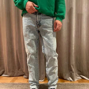90’s ARIZONA JEANS - Stentvättade vintage arizona jeans. Mycket bra kvalité och tjockt material. Modellen på bilden är 180cm lång. Köpare står för frakt 🤎 Betalningstjänst: Swish