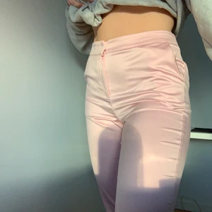 Ljusrosa blanka byxor, st 38 - Kaxiga rosa blanka kostymbyxor. Nypris 8/9 hundra. Använda Max 3 gånger på 2 år, därav säljer jag dom! Brukar ha 36/38 o skulle säga att dessa passar XS-M.
