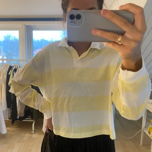 Randig tröja gul/vit - Strl M, aldrig använd <3
