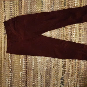 HOLLY AND WHYTE burgundy manchesterbyxor - Supersöta Holly and Whyte byxor. Jag är 165cm och de går precis till min fotled.