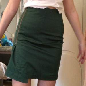 Säljer denna mörkgröna kjolen från Filippa K💚