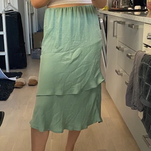 Grön kjol - Säljer denna gröna volagkjol i stolek 34! Superfin men lite för stor för mig i midjan! 