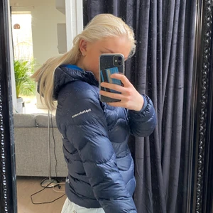 Peakperformance jacka  - En lättare Peak jacka som är imprecip som ny. Används ej för att jag köpte en tjockare jacka.🥰