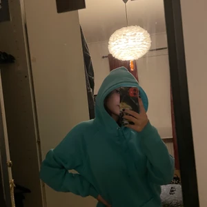 Blå hoodie - Säljer denna då den inte kommer till nån användning mer. Den är lite nopprig men inget som inte kan tas bort.