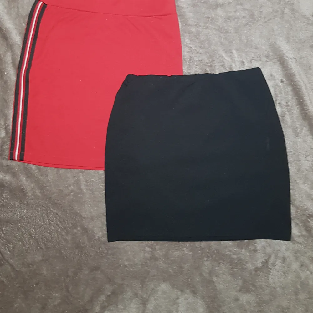 Röd kjol ❣storlek 170❣ 50 kr (aldrig använd)       💚SÅLD💚Svart kjol 🖤 storlek XS-S🖤 50 kr (använd fåtal)    BUDA med minst 10 kr 💠 köparen står för frakt.. Kjolar.