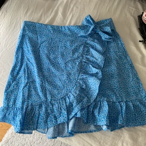 Volangkjol - Så söt och populär kjol som endast är använd en gång. Så himla fin nu till våren / sommaren. Storlek L men liten i storleken skulle säga passar S-L. 