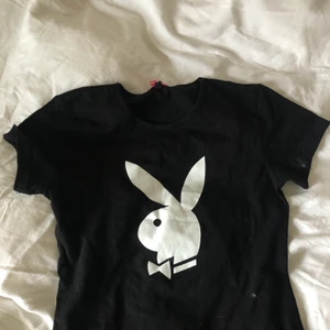 Playboy tröja  - Säljer denna så snygga Playboy t-shirten köparen står för frakten 💕