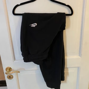 Nike byxor - Ett par jättefina Nike mjukisbyxor i storlek M men passar nog S också, säljer eftersom de är för korta i benen på mig, frakt betalas av köpare💗