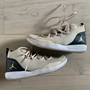 Jordan sneackars - Använda några få gånger för några år sen! Är väldigt lätta och luftiga. Inga skador, ser väldigt rena ut skulle jag påstå! Kommer inte ihåg namnet på modellen. Vet inte riktiga vad frakten kommer kosta! 