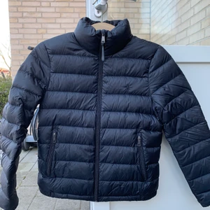 Ralph Lauren jacka - Svart puffer jacka från Ralph Lauren. Passar till allt och är en väldigt fin jacka! Det är bara att skriva för mer bilder/information ❤️ Nästan aldrig använd därav priset. 