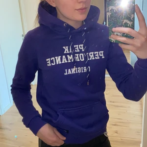 Peak Performance hoodie  - En mycket fin hoodie med en cool retro färg! Knappt använd, därför är den i väldigt fint skick! Storlek S
