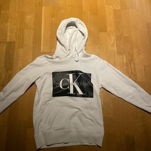 Calvin Klein hoodie - En Calvin Klein Hoodie som knappt är använd i storlek M. Nypris ca 1000kr