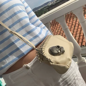 Väska - Ascool och unik väska med en metalldöskalle som köptes här på plick. I perfekt skick men kmr tyvärr inte till användning för mig💕🤩