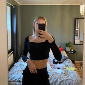 Kroppad tröja, hm - Kroppad tröja från hm i storlek xs, knappt använd💕