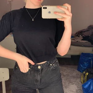 ”Stickad” topp - ”Stickad” t-shirt från en av misslisibells kollektioner med NAKD, i princip helt oanvänd så är i perfekt skick!🖤