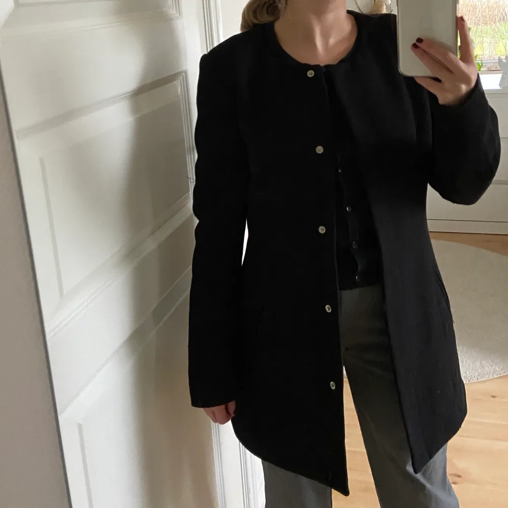 Fin kappa i svart från Jacqueline de Yong. Kappan är i storlek xs, jag på bilden är 158 cm. Kappan är i mycket bra skick!. Takit.