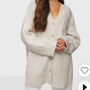 Kofta - Kofta från bianca ingrosso x Nelly.com. Oversized fit och lång i armen. Alla lappar sitter kvar och den är helt oanvänd. Frakt tillkommer 