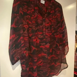 Trendig kamouflagetunika . Storlek 46 - Fin kamouflagetunika . 