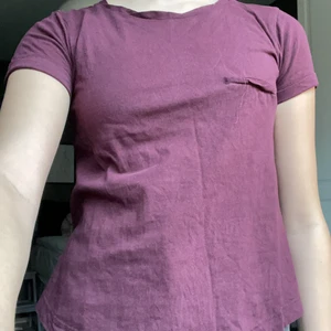 BASIC -  En Basic t-shirt, nästan aldrig använd. Vin röd på hela t-shirten. Storlek 134-140.🖤❤️
