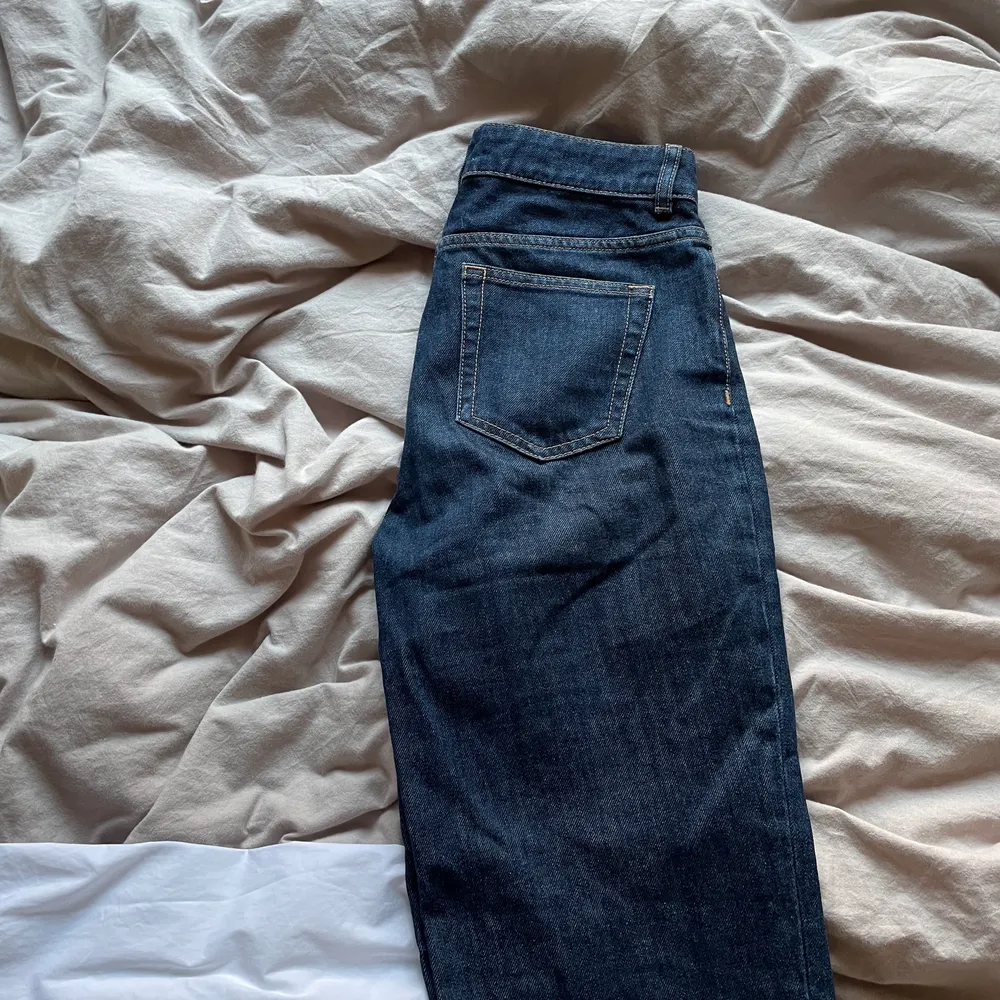 Mörk blåa raka byxor från ”& other stories” storlek 25, längden är perfekt på mig som är 156 💗 tänker 150kr (inräknat frakt!) 🙏🏼. Jeans & Byxor.