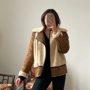 Höstjacka i mockaimitation och Teddy - Supermysig jacka från BikBok i mockaimitian och detaljer i teddymaterial. Varm och gosig och inget att anmärka på, superfint skick🤎