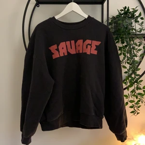 Ginatricot sweater  - En knappast använd tjock tröja i mycket bra skick ifrån ginatricot i storlek M, nypris 250kr, säljer för 100kr + spårbarfrakt 50kr!💞