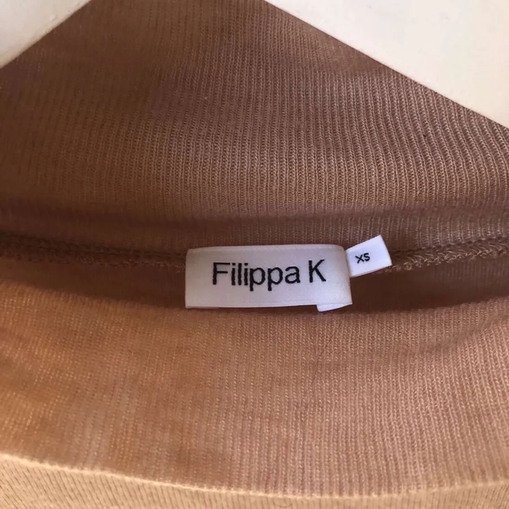 Jättefin beige stickad tröja från Filippa K i storlek Xs! Är i princip i nyskick. Skriv för frågor/ fler bilder!☺️ köpare står för frakt. Tröjor & Koftor.